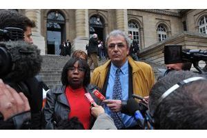  Osange et Bernard Kieffer, la femme et le frère de Guy-André, devant des journalistes en 2008.