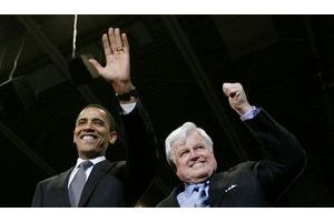  Ted Kennedy avec Barack Obama (à g.), le 28 janvier 2008, pendant la campagne présidentielle. En apportant son soutien au candidat démocrate à la Maison Blanche, il en fait le président.