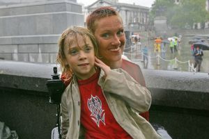 Alison Lapper et son fils Parys en 2005, à Londres. 