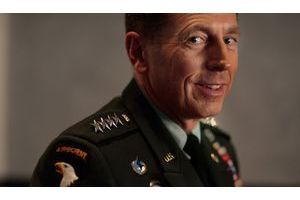  L’homme d’acier. Le général David Petraeus est une légende. Ce docteur ès sciences politiques, devenu célèbre en Irak à cause de sa détermination à rétablir la paix à Mossoul d’abord, puis à pacifier le pays en 2006 et 2007, est désormais le joker d’Obama en Afghanistan.