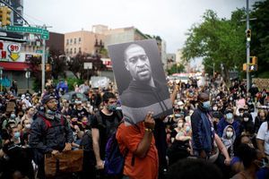 Une manifestation à New York, en hommage à George Floyd et dénonçant les violences policières et le racisme.