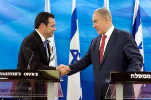 Le président du Guatemala Jimmy Morales et le Premier ministre israélien Benjamin Netanyahu en novembre 2016.