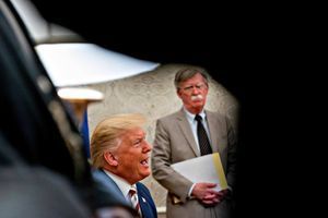 Donald Trump et John Bolton dans le Bureau ovale, en août 2019.