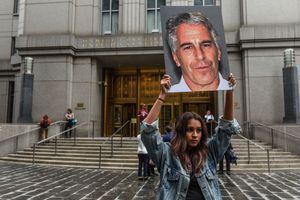 Une manifestante brandit un portrait de Jeffrey Epstein devant un tribunal fédéral à New York lundi.