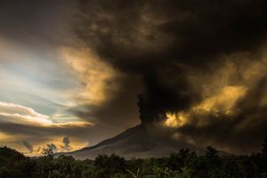 Le monstre indonésien, Sinabung, est réveillé 
