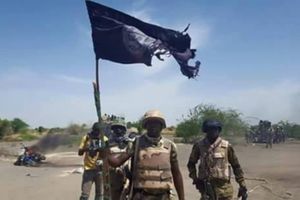 Samedi 4 juin 2016, des militaires nigériens exibent un drapeau de Boko Haram trouvé dans la ville de Bosso qui vient d'être reprise à l'ennemi