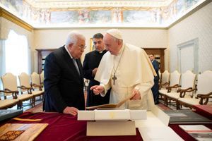 Le président palestinien Mahmoud Abbas et le pape François au Vatican, le 4 novembre 2021.