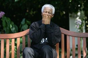 Nelson Mandela éclate de rire en 2005 pendant une rencontre avec la presse