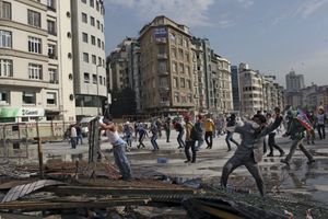 Mardi 11 juin au matin, pendant des heures, des manifestants affrontent la police après qu’elle a investi la place Taksim, occupée en permanence par les opposants depuis près de deux semaines. 
