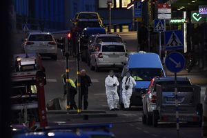 Les enquêteurs relèvent les indices après qu'un camion a foncé dans la foule à Stockholm vendredi. 