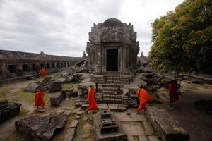 Des moines bouddhistes sillonnent le célèbre temple.