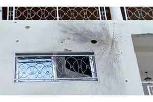  Un mur de la résidence d'Alpha Condé à Conakry, touché par des balles et des roquettes.