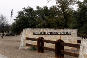 Le Rough Creek Lodge and Resort est le lieu du double-crime. 