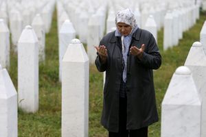 Hatidza Mehmedovic se recueille devant les tombes de ses deux fils et de son mari à Potocari, en octobre 2016.