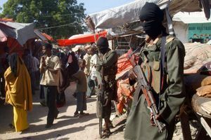 Des militants chebab montent la garde à Mogadiscio, en Somalie, en décembre 2008. 