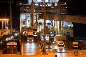 Débarquement des premiers camions ayant franchi la Manche après l'entrée en vigueur du Brexit, ce 1er janvier 2021, à Douvres, en Angleterre.