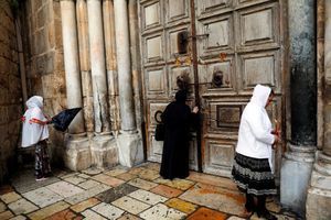 Des croyants devant la porte fermée du Saint-Sépulcre, à Jérusalem, le 26 février 2018.