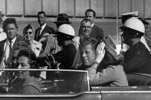 JFK et Jackie Kennedy à Dallas, le 22 novembre 1963, quelques instants avant la tragédie. 
