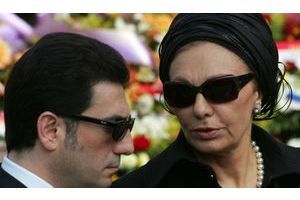  Alireza Pahlavi accompagné de sa mère, lors des funérailles du Prince Rainier de Monaco en 2005.