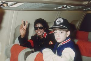 Michael Jackson et James Safechuck en 1988. 