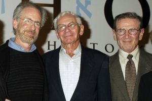 Steven Spielberg, Lewis Fagen et Leon Leyson en 2004, lors d'un événement commémorant les dix ans de la sortie du film en 2004.