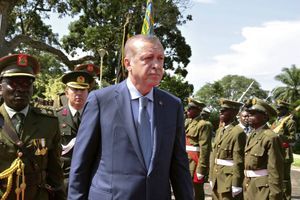 Recip Erdogan, ici en Ouganda lors de sa tournée en Afrique australe en juin 2016. Le Premier ministre turc multiplie les déplacements en Afrique. 