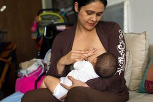 A Caracas, Maria Abreu, une jeune maman vénézuelienne allaite son bébé. 