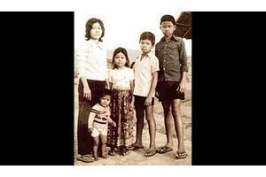  1982, un camp près de la frontière entre le ­Cambodge et la ­Thaïlande. Navy, à côté de sa mère, et ses frères. Devant, sa petite sœur née dix jours avant le bombardement de ­janvier 1979