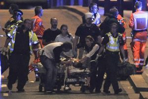 La police et les secouristes sur les lieux de l'attaque, samedi 3 juin 2017 à Londres.