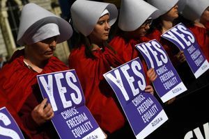Des manifestantes habillées comme dans la série "Handmaid's Tale" appellent à voter pour l'avortement en Irlande. 
