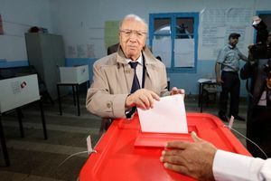 Le chef de file de Nidaa Tounes, Béji Caïd Essebsi, au bureau de vote dimanche à Tunis