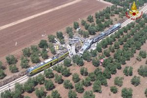 La collision frontale entre deux trains en Italie ce mardi 12 juillet a fait au moins 20 morts.