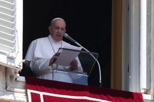 Le pape François prononce la prière sur la place Saint-Pierre au Vatican le 26 juillet 2020