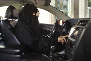 Une femme en train de conduire en Arabie saoudite, seul pays au monde où elles n'en ont pas le droit.