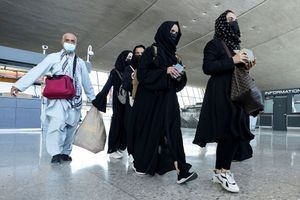 Des réfugiés afghans arrivent à l'aéroport international de Washington-Dulles (Virginie) le 25 août 2021