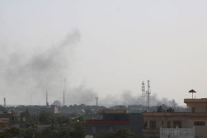 De la fumée s'élève au cours de fusillades à Sheberghan, capitale de la province de Jawzjan, en Afghanistan le 6 août 2021