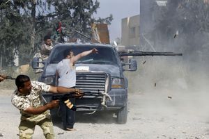 Des hommes des forces progouvernementales dans le quartier d’Ain Zara, à Tripoli, le 20 avril.