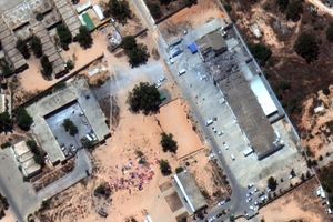 Image aérienne du camp de migrants bombardée à Tripoli, en Libye.