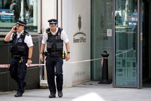 Deux policiers stationnent devant le ministère de l'Intérieur, à Londres.