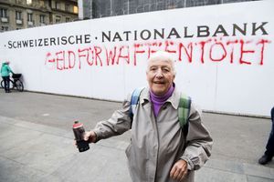 Louise Schneider le 11 avril 2017 à Berne, après avoir tagué un des murs de la Banque nationale suisse. 
