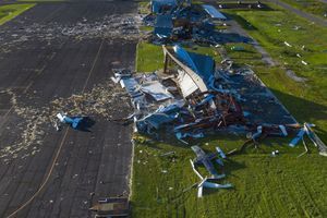Un aéroport de Lousiane détruit par le passage de l'ouragan Laura.