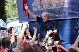 Lula, acclamé une dernière fois par ses partisans avant sa première nuit en prison