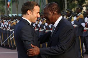 Le président français Emmanuel Macron reçu par le président ivoirien Alassane Ouattara, samedi 21 décembre 2019 à Abidjan.