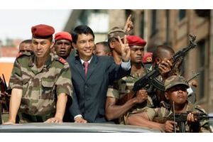  Andry Rajoelina entrant dans les bureaux de la présidence.