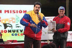 Le 30 octobre à Caracas, Nicolas Maduro présente les photos de l'apparition de Chavez dans un tunnel du métro. 