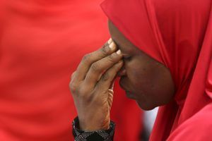 Une femme pleure les 219 lycéennes à Chibok. 