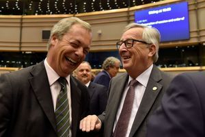 Malgré le Brexit, Nigel Farage plaisante avec Jean-Claude Juncker
