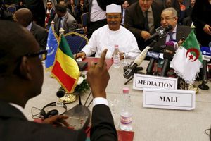 Le Ministre des Affaires Etrangères du Mali Abdoulaye Diop et son homologue algérien Ramtane Lamamra avec Mahamat Saleh Annadif, chef de la MINUSMA à Alger le 18 Janvier 2016. 