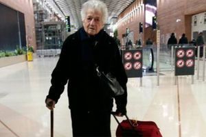 "Mamy Irma" à l'aéroport avant son départ pour le Kenya. 