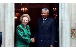  La première rencontre entre Margaret Thatcher et Nelson Mandela le 4 juillet 1990 au 10 Downing Street. 